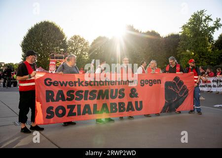Vienna, Austria. 20 September 2023. „Hand in Hand gegen die Teuerung - Preise runter, Löhne rauf!“ campaign by ÖGB against Inflation and in favour of higher wages with a human chain around the Bann-Meile at the Austrian parliament ©Andreas Stroh Stock Photo
