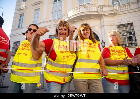 Vienna, Austria. 20 September 2023. „Hand in Hand gegen die Teuerung - Preise runter, Löhne rauf!“ campaign by ÖGB against Inflation and in favour of higher wages with a human chain around the Bann-Meile at the Austrian parliament ©Andreas Stroh Stock Photo