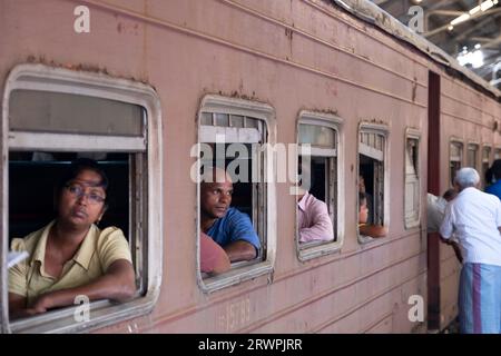 Commuters at Fort Railway Sation in Colombo. Train transportation. Asia, Sri Lanka, Colombo Stock Photo