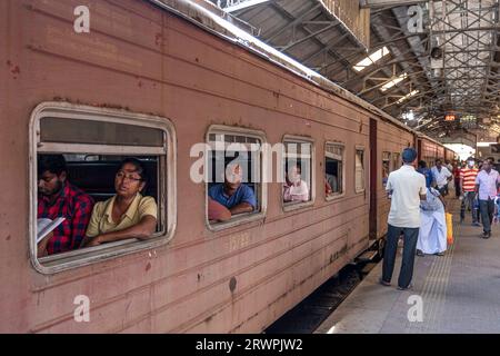 Commuters at Fort Railway Sation in Colombo. Train transportation. Asia, Sri Lanka, Colombo Stock Photo