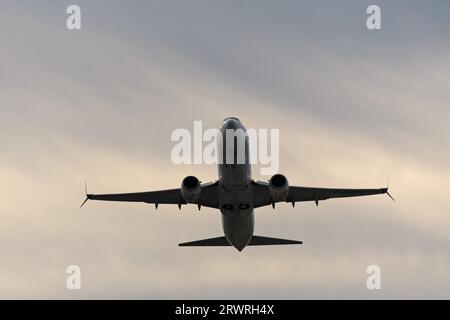 Richmond, British Columbia, Canada. 16th Sep, 2023. A WestJet Airlines Boeing 737-800 jetliner (C-GWRG) airborne overhead after taking off from Vancouver International Airport. (Credit Image: © Bayne Stanley/ZUMA Press Wire) EDITORIAL USAGE ONLY! Not for Commercial USAGE! Stock Photo