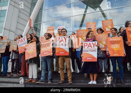 London, UK. 20th September 2023. British Medical Association (BMA) picket outside University College Hospital as NHS consultants and junior doctors stage their first joint strike ever. Credit: Vuk Valcic/Alamy Live News Stock Photo