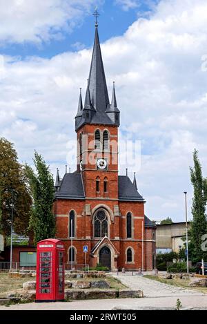 Neo-Gothic parish church of St. Lullus-Sturmius by Hugo Schneider, historic English red telephone box type K6, Old Town, Bad Hersfeld, Hesse, Germany, Stock Photo