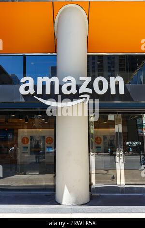 Chicago, United States - May 3, 2023: Amazon Pick up Store for online on internet ordered products e-commerce in Chicago, United States. Stock Photo