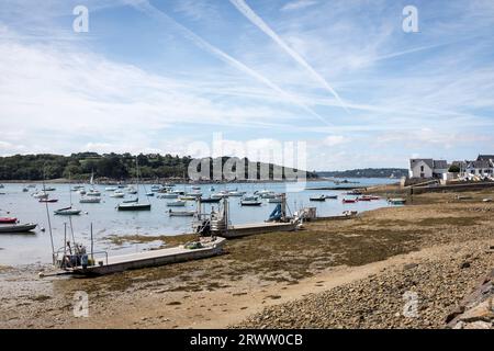 Oyster barges on the shore at low tide in the Anse de Terenez in Brittany, France. Stock Photo