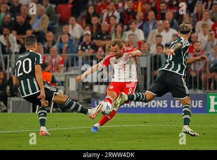 Munich, Germany. 20th Sep, 2023. Harry Kane (C) of Bayern Munich shoots during the UEFA Champions League Group A football match between Bayern Munich and Manchester United in Munich, Germany, Sept. 20, 2023. Credit: Philippe Ruiz/Xinhua/Alamy Live News Stock Photo