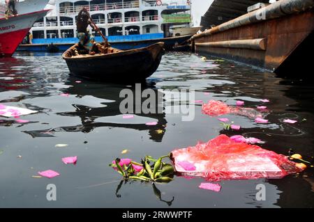 Polluted Buriganga river in Dhaka, Bangladesh. Buriganga river, which flows by Dhaka city is now one of the most polluted river in Bangladesh due to r Stock Photo