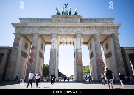 Berlin, Germany. 21st Sep, 2023. Paint residue can be seen on the pillars of the Brandenburg Gate. Activists of the climate protection group 'Last Generation' had sprayed the gate with paint on September 17. The initial cleaning work has now been completed for the time being. Credit: Carla Benkö/dpa/Alamy Live News Stock Photo