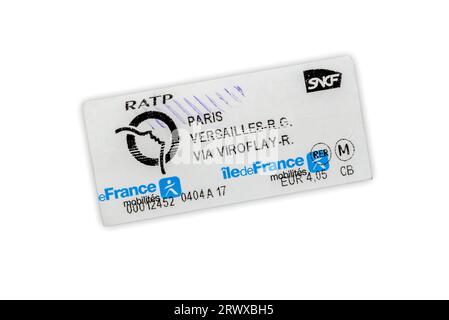Parigi, Francia - August 10, 2023:  ticket of Paris to Versailles metro line of company Ratp (Régie autonome des transports parisiens) isolated on whi Stock Photo