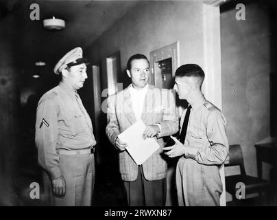 Bob Hope speaking with a couple of soldiers, Hollywood. Rare photograph: From a collection compiled by an unknown British serviceman covering the No. 1 Composite Demonstration, AA Battery, tour of the USA, from July 11th 1943. This is one from over one hundred images in the collection which were on average around 4x3 inches. Stock Photo