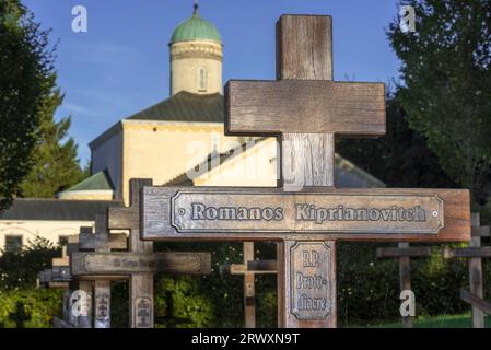 Wooden Orthodox cross on cemetery of the Chevetogne Abbey / Abbaye de Chevetogne, Catholic Benedictine monastery near Ciney, Namur, Wallonia, Belgium Stock Photo