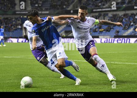 Brussels, Belgium. 21st Sep, 2023. Genk's Luca Oyen and Fiorentina's Cristiano Biraghi fight for the ball during a soccer game between Belgian KRC Genk and Italian ACF Fiorentina, on day 1 of the group phase of the UEFA Conference League competition, in group F, on Thursday 21 September 2023 in Genk. BELGA PHOTO JOHAN EYCKENS Credit: Belga News Agency/Alamy Live News Stock Photo