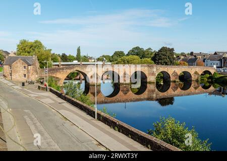 Devorgilla Bridge (or Old Bridge) is one of Scotland's oldest standing bridges. It spans the River Nith in Dumfries Stock Photo