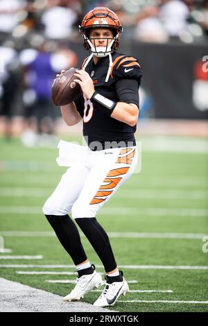 Cincinnati Bengals quarterback Jake Browning (6) warms up prior to