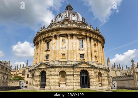 The Radcliffe Camera known as the Rad Cam or the Camera, a building of the University of Oxford, England. Its circularity and position in the heart of Stock Photo