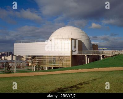 VISTA EXTERIOR DEL EDIFICIO DESDE ATRAS. Author: SALVADOR PEREZ ARROYO (1945-). Location: PLANETARIO. MADRID. SPAIN. Stock Photo