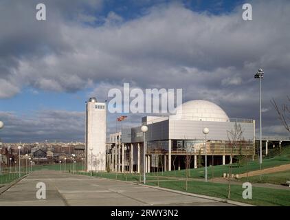 VISTA DEL EXTERIOR DEL EDIFICIO. Author: SALVADOR PEREZ ARROYO (1945-). Location: PLANETARIO. MADRID. SPAIN. Stock Photo