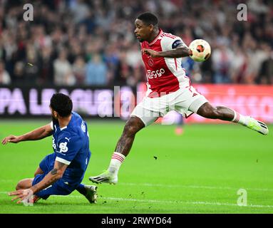 AMSTERDAM - (l-r) Samuel Gigot of Olympique Marseille, Steven Bergwijn of Ajax during the UEFA Europa League match between Ajax Amsterdam and Olympique de Marseille at the Johan Cruijff ArenA on September 21, 2023 in Amsterdam, Netherlands. ANP OLAF KRAAK Stock Photo