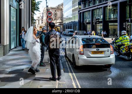 An Asian Bride Arrives By Taxi In The City Of London For A Wedding Photoshoot, London, UK. Stock Photo