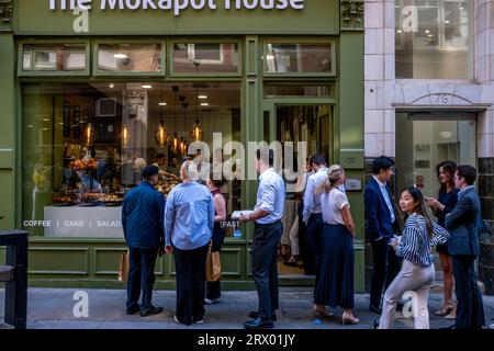 City of London Workers Queue For A Takeaway Lunch At The Mokapot House Cafe in The City of London, London, UK. Stock Photo