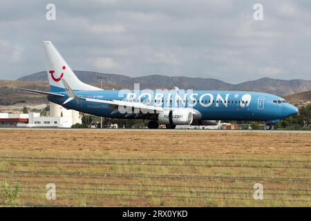 Avión de línea de la aerolínea TUI Airways aterrizando en el aeropuerto de Alicante Stock Photo