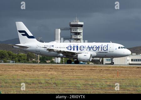 Alicante, aeropuerto, avión Airbus A319 de la aerolínea Finnair aterrizando Stock Photo
