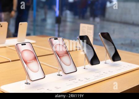 Orlando Usa Customers Lining Apple Store Purchase New Iphone Smartphones  Stock Video Footage by ©Jshanebutt #424000994