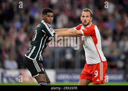 Harry Kane FC Bayern Munich FCB (09) tussles with Marcus Rashford Manchester United ManU (10) Champions League, Allianz Arena, Munich, Bayern, Germany Stock Photo