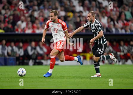 Harry Kane FC Bayern Muenchen FCB (09) vs Christian Eriksen Manchester United ManU (14) Champions League, Allianz Arena, Munich, Bayern, Germany Stock Photo