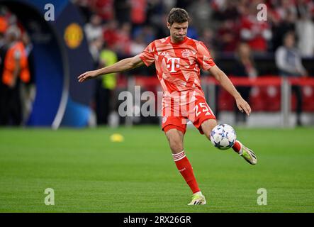 Warm-up training Thomas Mueller FC Bayern Munich FCB (25) on the ball, Champions League, Allianz Arena, Munich, Bavaria, Germany Stock Photo