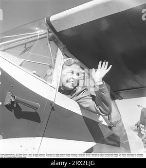 Woman pilot in the 1950s. Sweden's only flying waitress. Rut Berggren from Sundsvall has taken her flight certifikate in a Stockholm airplane club and is seen here waving to someone from the cockpit prior a flight. Sweden 1952. ref AY39-4 Stock Photo