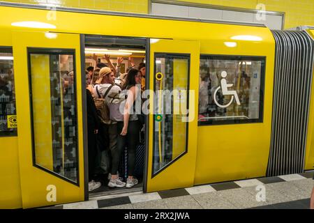 U-Bahn, U8, Jannowitzbrücke, Menschen, Nahverkehr, Berlin-Mitte, Deutschland Stock Photo