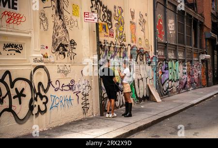 Tourist couple in Cortlandt Alley in Tribeca in New York on Saturday, September 16, 2023.  (© Richard B. Levine) Stock Photo