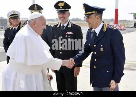 Marseille, France. 22nd Sep, 2023. Pope Francis greets Italian policemen as he departs Rome, Italy for the southern French city of Marseille on September 22, 2023 for the conclusion of the ‘Mediterranean Meetings'. Photo: (EV) Vatican Media/ABACAPRESS.COM Credit: Abaca Press/Alamy Live News Stock Photo