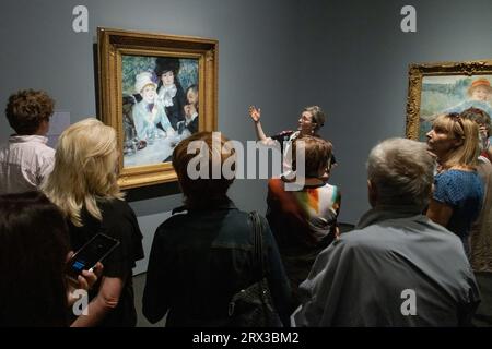 Budapest, The Painter and His models' exhibition officially opened on Sept. 22. 7th Jan, 2024. Visitors watch an artwork on display by Pierre-Auguste Renoir in the Museum of Fine Arts in Budapest, Hungary, Sept. 21, 2023. 'Renoir - The Painter and His models' exhibition officially opened on Sept. 22, 2023 and will last until Jan. 7, 2024. Credit: Attila Volgyi/Xinhua/Alamy Live News Stock Photo