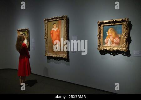 Budapest, The Painter and His models' exhibition officially opened on Sept. 22. 7th Jan, 2024. A visitor watches artworks on display by Pierre-Auguste Renoir in the Museum of Fine Arts in Budapest, Hungary, Sept. 21, 2023. 'Renoir - The Painter and His models' exhibition officially opened on Sept. 22, 2023 and will last until Jan. 7, 2024. Credit: Attila Volgyi/Xinhua/Alamy Live News Stock Photo