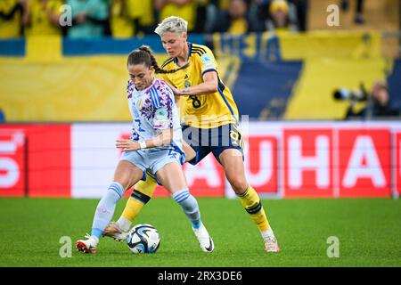 Gothenburg, Sweden. 22nd Sep, 2023. Spain's Ona Batlle (L) and Sweden's Lina Hurtig in action during the UEFA Women's Nations League soccer match (League A, Group A4) between Sweden and Spain at Gamla Ullevi in Gothenburg, Sweden, on Sept. 22, 2023.Photo: Björn Larsson Rosvall/TT/code 9200 Credit: TT News Agency/Alamy Live News Stock Photo