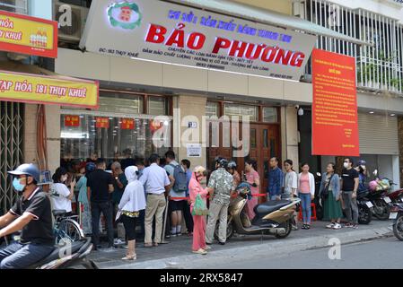 On mid-autumn festival, people often choose to buy traditional cakes at the well known shop. Bao Phuong shop on Thuy Khue street. Tiệm bánh Bảo Phương Stock Photo