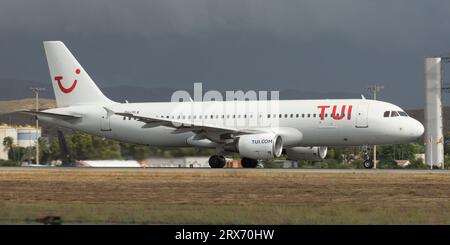 Avión de línea Airbus A320 de TUI Stock Photo