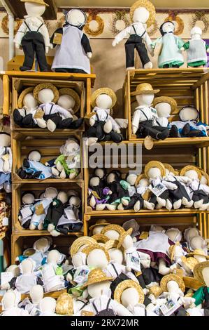 Amish dolls, Traditional amish faceless dolls on display for sale in a visitor center in Ohio Stock Photo