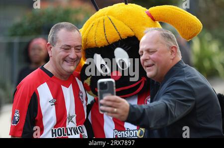 London, UK. 23rd Sep, 2023. Brentford fans pose for a photo with the club mascot before the Premier League match at Gtech Community Stadium, London. Picture credit should read: Paul Terry/Sportimage Credit: Sportimage Ltd/Alamy Live News Stock Photo