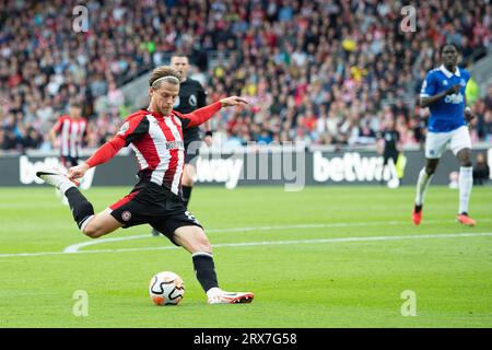London, UK. 23rd September 2023; Gtech Community Stadium, Brentford, London, England; Premier League Football, Brentford versus Everton; Mathias Jensen of Brentford shoots and scores for 1-1 in the 28th minute Credit: Action Plus Sports Images/Alamy Live News Stock Photo
