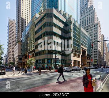 Mushroom-topped 425 Lexington Avenue, between East 43rd and East 44th