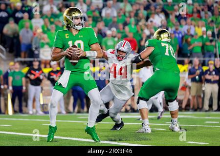 South Bend, Indiana, USA. 23rd Sep, 2023. Notre Dame Fighting Irish quarterback Sam Hartman (10) passes from the pocket during the game between the Notre Dame Fighting Irish and the Ohio State Buckeyes at Notre Dame Stadium, South Bend, Indiana. (Credit Image: © Scott Stuart/ZUMA Press Wire) EDITORIAL USAGE ONLY! Not for Commercial USAGE! Stock Photo