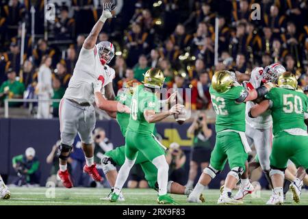 South Bend, Indiana, USA. 23rd Sep, 2023. Notre Dame Fighting Irish quarterback Sam Hartman (10) passes under pressure during the game between the Notre Dame Fighting Irish and the Ohio State Buckeyes at Notre Dame Stadium, South Bend, Indiana. (Credit Image: © Scott Stuart/ZUMA Press Wire) EDITORIAL USAGE ONLY! Not for Commercial USAGE! Stock Photo