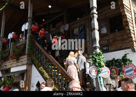 Munich, Germany. 24th Sep, 2023. FC Bayern players go to the Käferzelt. The 188th Wiesn takes place this year from 16.09.- 03.10.2023. Credit: Felix Hörhager/dpa/Alamy Live News Stock Photo