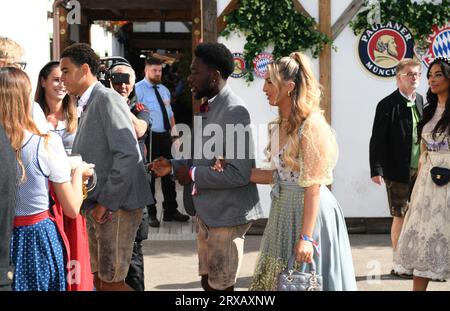Munich, Germany. 24th Sep, 2023. The FC Bayern players go to the Käferzelt. The 188th Wiesn takes place this year from 16.09.- 03.10.2023. Credit: Felix Hörhager/dpa/Alamy Live News Stock Photo