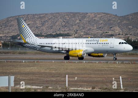 Avión de línea Airbus A320 de Vueling en el aeropuerto de Alicante Stock Photo