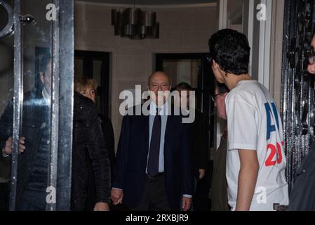 Alain Juppé à la sortie de son QG ( quartier général) de campagne, le soir du premier tour de la primaire de la droite, dimanche, 20 novembre 2016. Stock Photo