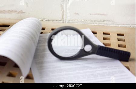 Magnifying lens hi-res stock photography and images - Alamy